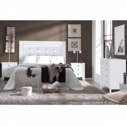 Dormitorio tapizado con cómoda y espejo blanco